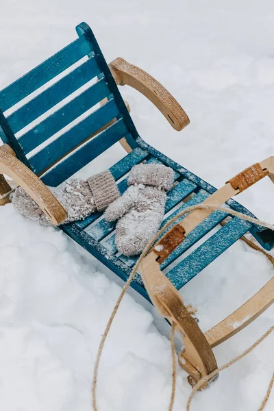 Modré Dřevěné Saně Sněhu Pletenými Rukavicemi — Stock fotografie