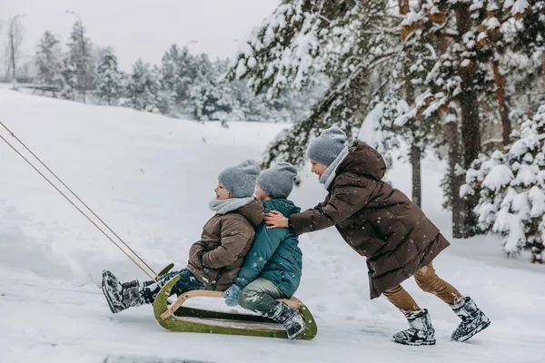 Děti Sáňkaří Dřevěných Saních Studeného Sněhového Zimního Dne — Stock fotografie