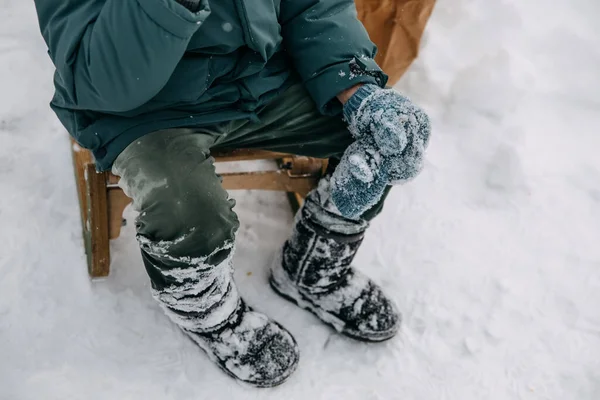 Detailní Záběr Dítěte Sedícího Oblečením Plným Sněhu Chladný Zimní Den — Stock fotografie