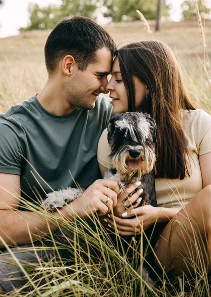 Romantik Bir Çift Dışarıda Oturmuş Minyatür Bir Köpeğe Sarılıyorlar Gülümsüyorlar — Stok fotoğraf