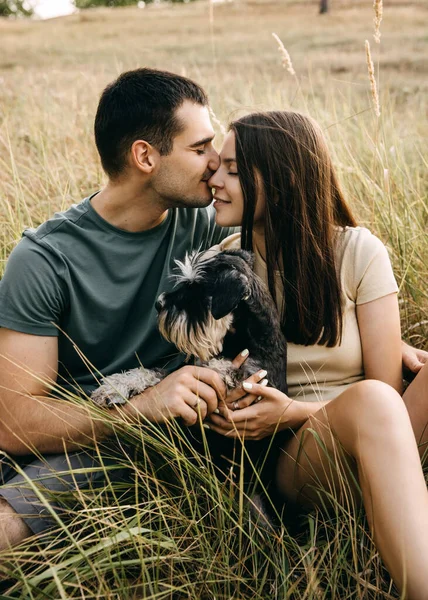 Romantik Bir Çift Dışarıda Oturmuş Minyatür Bir Köpeğe Sarılıyorlar Gülümsüyorlar — Stok fotoğraf