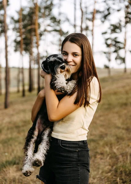 Genç Esmer Kadın Kucağında Minyatür Bir Schnauzer Cinsi Köpek Gülümsüyor — Stok fotoğraf