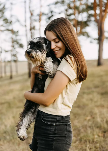 Genç Esmer Kadın Minyatür Bir Schnauzer Köpeğine Sarılıyor Gülümsüyor — Stok fotoğraf