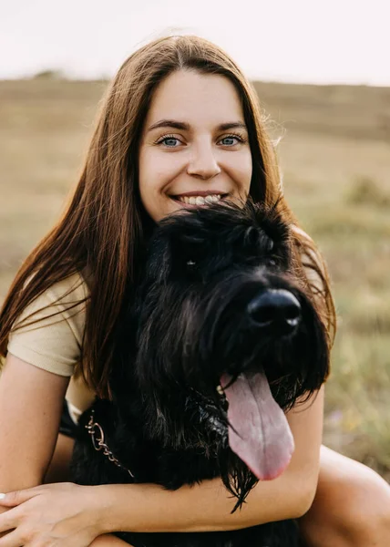 Närbild Porträtt Ung Brunett Kvinna Kramar Stor Svart Hund Jätte — Stockfoto