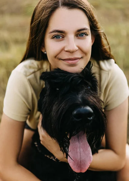 Närbild Porträtt Ung Brunett Kvinna Kramar Stor Svart Hund Jätte — Stockfoto
