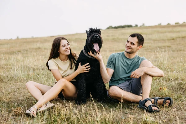 Paar Von Mann Und Frau Sitzt Draußen Auf Einem Feld — Stockfoto