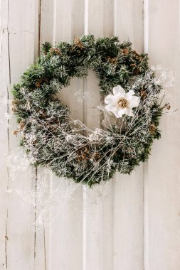 Kapıda Noel çelengi.