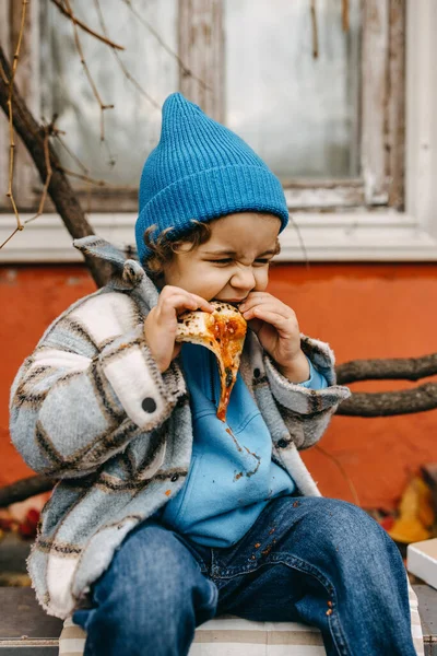 Little Happy Boy Eating Pizza Outdoors Dirty Sauce Clothes Sitting — ストック写真