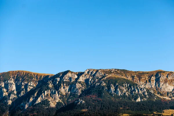 Cima Montaña Sobre Fondo Azul Del Cielo Día Soleado — Foto de Stock