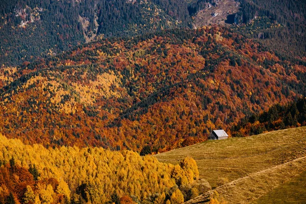 山の中の丘の上の小さな家の上の風景ビュー 暖かい秋の晴れた日に — ストック写真