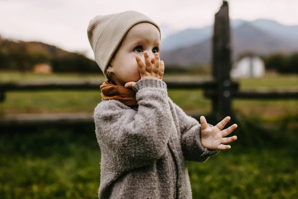 Närbild Ett Barn Som Äter Utomhus Med Händerna — Stockfoto