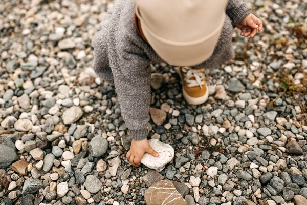 Kind Spelen Met Stenen Kiezels Buiten — Stockfoto