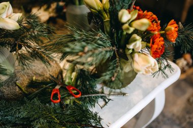 Masada çiçekli makas ve vazolar. Çiçek atölyesi kavramı.