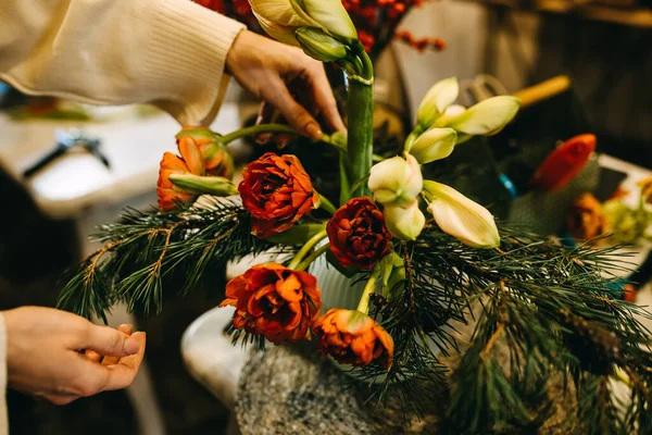 花屋で働く女性 花束を作る方法のDiy 花ワークショップのコンセプト — ストック写真