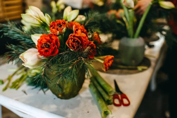 อดอกท แดง งสนและ Amaryllis การประช มเช งปฏ การดอกไม — ภาพถ่ายสต็อก