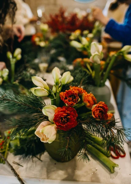 อดอกท แดง งสนและ Amaryllis างานท านดอกไม การประช มเช งปฏ การดอกไม — ภาพถ่ายสต็อก