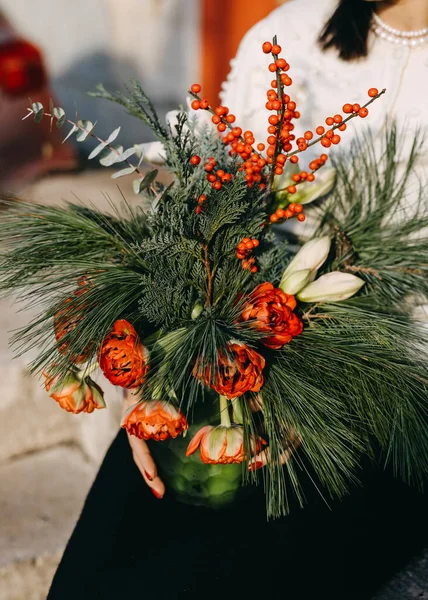 อดอกคร มาสท าจากดอกท แดง เบอร สาขาไพน และดอกไม อามาร — ภาพถ่ายสต็อก