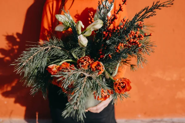 Donna Che Tiene Bouquet Natale Fatto Tulipani Rossi Bacche Ilice — Foto Stock