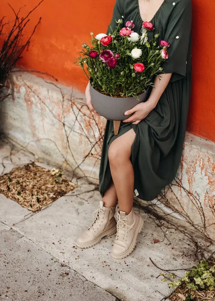 Mulher Segurando Grande Vaso Flores Com Flores Ranúnculo Rosa Close — Fotografia de Stock