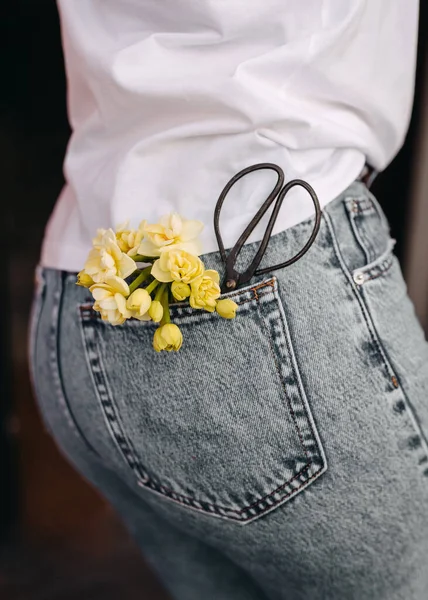 Nahaufnahme Einer Frau Mit Blumen Und Metallischer Kräuterschere Einer Jeanstasche — Stockfoto