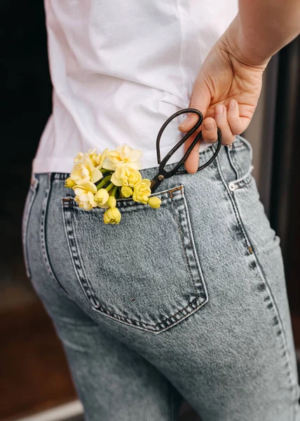 Nahaufnahme Einer Frau Mit Blumen Und Metallischer Kräuterschere Einer Jeanstasche — Stockfoto