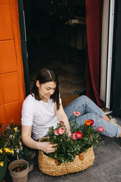 Florist Arbetar Blomsteraffär Kvinnan Tar Hand Rosa Ranunculus Blommor Ordna — Stockfoto