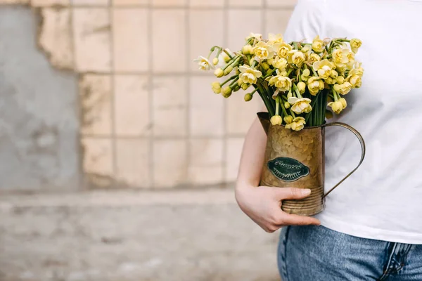 Nahaufnahme Einer Frau Mit Einer Vase Mit Kleinen Narzissenblüten — Stockfoto