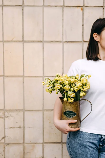 Primer Plano Una Mujer Sosteniendo Jarrón Con Pequeñas Flores Narciso — Foto de Stock