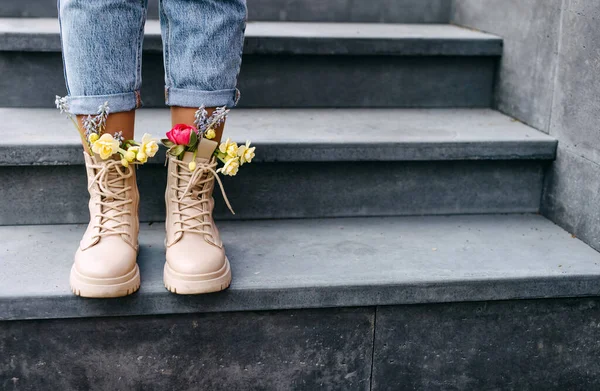 Vrouwelijke Voeten Laarzen Met Verschillende Kleurrijke Lente Bloemen Binnen — Stockfoto
