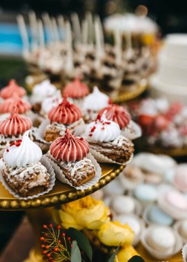 Düğünde çikolata. Eklemeli tatlı masa ve farklı el yapımı tatlılar, açık havada..