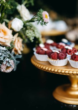 Bir partide çikolata. Yaban mersinli kek ve farklı el yapımı tatlılarla dolu tatlı bir masa..