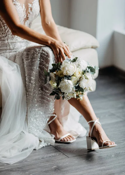 Immagine Ritagliata Una Sposa Con Tacchi Alti Con Mano Bouquet — Foto Stock