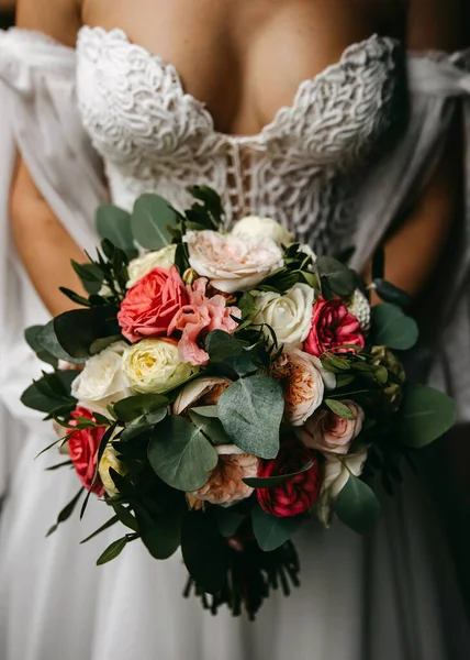Fechar Uma Noiva Segurando Grande Buquê Noiva Feito Rosas — Fotografia de Stock
