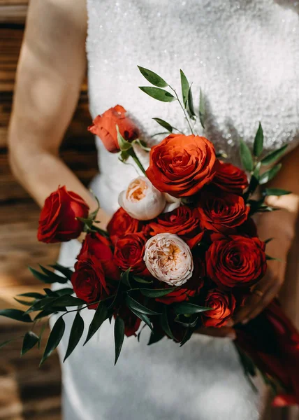 Közelkép Egy Menyasszony Kezében Egy Nagy Menyasszonyi Csokor Vörös Rózsából — Stock Fotó