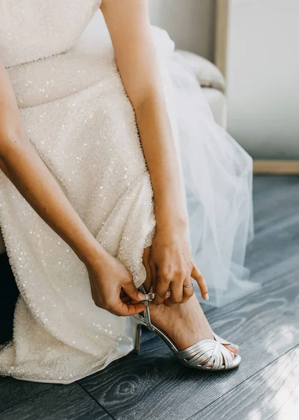 Close Uma Noiva Colocando Seus Sapatos Casamento — Fotografia de Stock