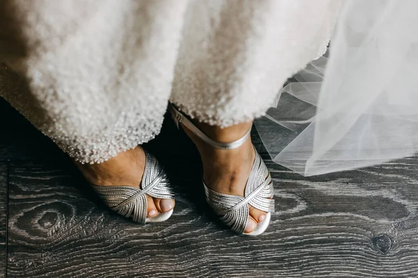 ブライダル銀結婚式の靴の閉鎖 — ストック写真