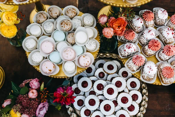 Cukorka Bár Egy Esküvőn Édes Asztal Macaroons Különböző Kézzel Készített — Stock Fotó