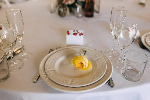 เคร องใช บนโต ะอาหารในงานแต งงานท หลาบส เหล องและนามบ ตรข างๆ — ภาพถ่ายสต็อก