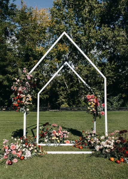Pasillo Ceremonia Boda Con Arco Decorado Con Flores Colocadas Sobre —  Fotos de Stock