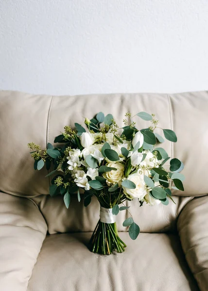 อดอกไม าสาวท าจากดอกไม ขาวและใบย คาล สบนเก — ภาพถ่ายสต็อก