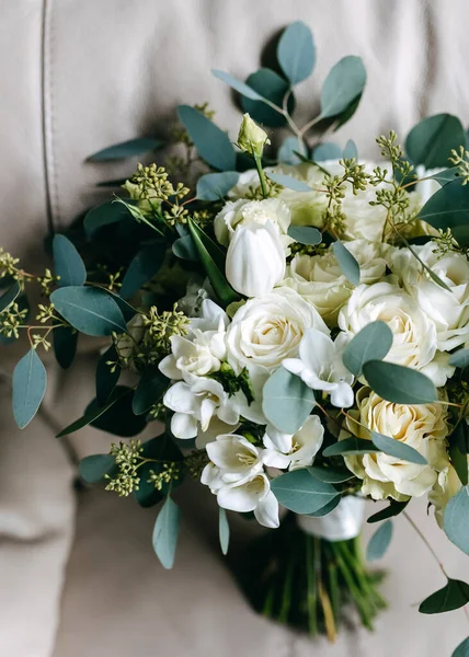 Closeup ของช อดอกไม าสาวท าจากดอกไม ขาวและใบย คาล — ภาพถ่ายสต็อก