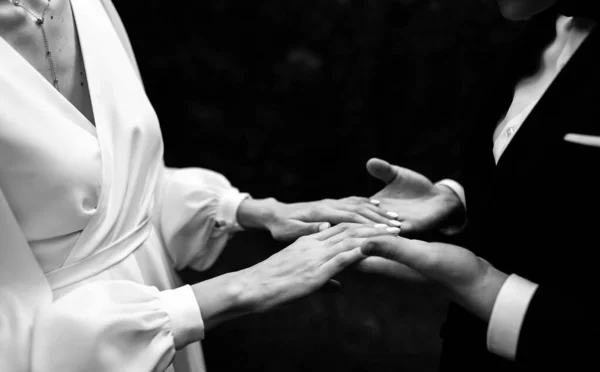 Close Van Een Paar Bruid Bruidegom Hand Hand — Stockfoto