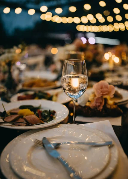 Esstisch Einem Restaurant Glas Wasser Auf Einem Tisch Voller Geschirr — Stockfoto