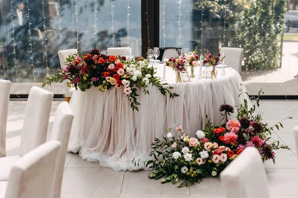 Düğün Masaları Bir Restoranda Süslemelerle Süslenmiş Gelin Damat Masası — Stok fotoğraf
