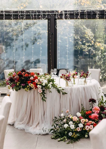 Düğün Masaları Bir Restoranda Süslemelerle Süslenmiş Gelin Damat Masası — Stok fotoğraf