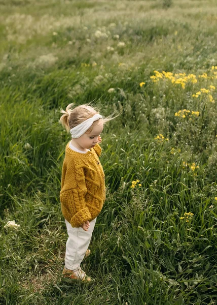 Little Girl Wearing Yellow Knitted Cardigan Standing Field Tall Green — Stock Photo, Image
