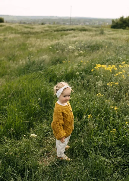 Dziewczynka Żółtym Swetrze Stojąca Polu Zieloną Trawą — Zdjęcie stockowe