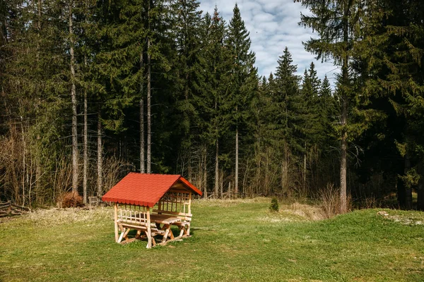 木製のガゼボ 赤い屋根 山の森 晴れた日に — ストック写真