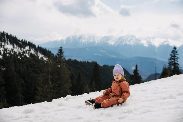 Dítě Sedí Sněhu Horách Pozadí Zimní Den — Stock fotografie