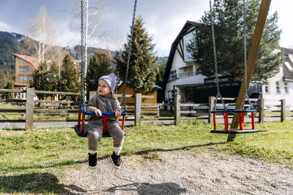 Ett Barn Gunga Lekplats Våren Solig Dag — Stockfoto